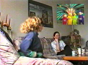 Anne sieht zusammen mit ihrer Mutter fern.